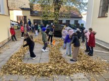 Hrátky s listím - připomínka vzniku ČSR, ZŠ (říjen 2025)